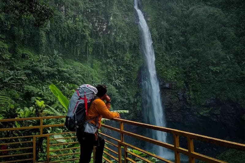 Rute trekking menuju Curug Cipendok cukup menantang. (Tiket.com)