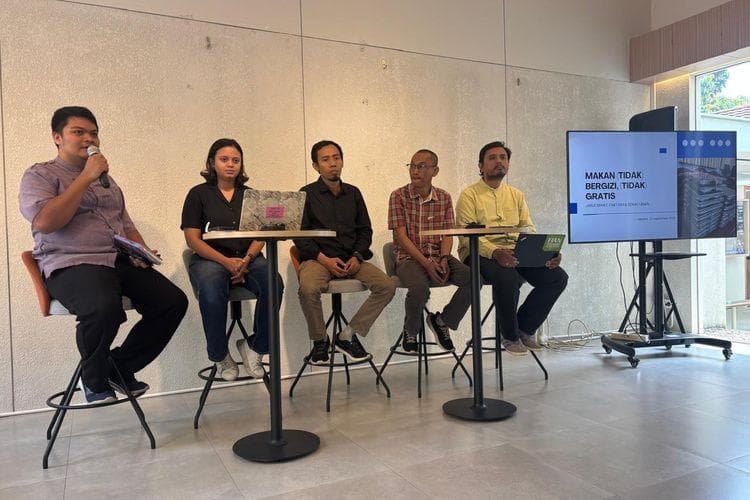 Koalisi Kawal MBG bersama ICW mendesak MBG dihentikan sementara. (Kompas)