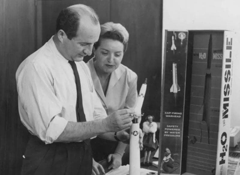 Pasangan Ruth dan Elliot Handler saat membuat mainan. (The NY Times)