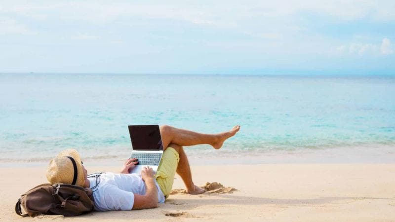 Ilustrasi: Meski tampak ideal, workation nggak bisa dilakukan pekerja yang nggak bisa menyeimbangkan porsi antara bekerja dengan berlibur. (Vacationmarbella)&nbsp;