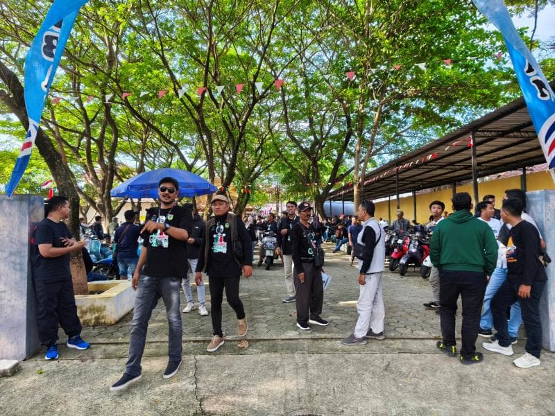 Para peserta Scooter Go Green Patiayam 2025 tampak memarkirkan vespa klasik mereka di pelataran Museum Patiayam Kudus. (Inibaru.id/ Anam)