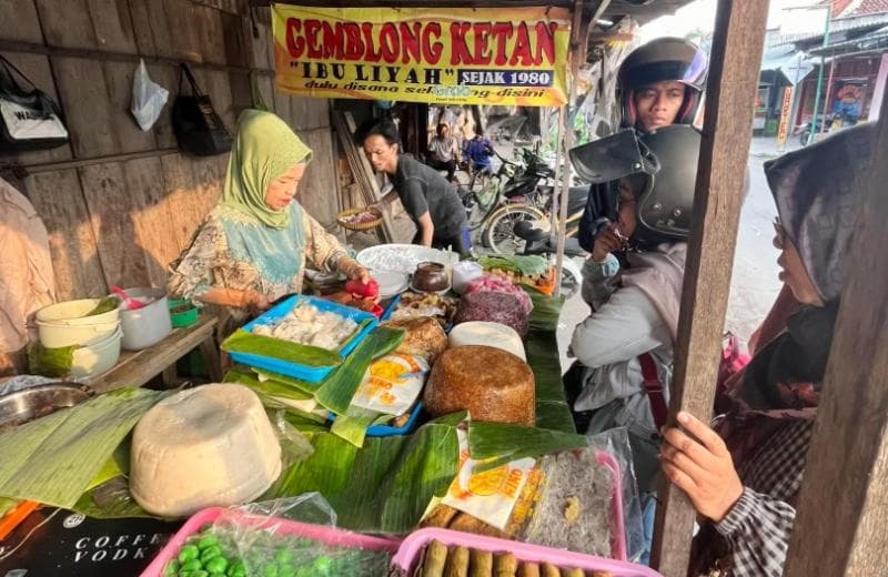 Lezatnya Rasa Gemblong Ketan Ibu Liyah Tegal yang Legendaris