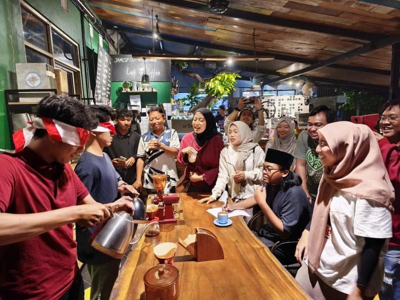 Keseruan lomba menyeduh kopi makin menghidupkan suasana workshop. (Yayasan Kopi Anak Negeri)