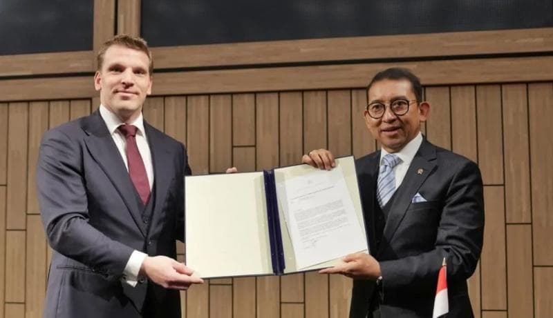 Menteri Kebudayaan RI Fadli Zon menerima pengembalian koleksi Dubois, yang di antaranya termasuk 'Manusia Jawa'. (Kementerian Kebudayaan)