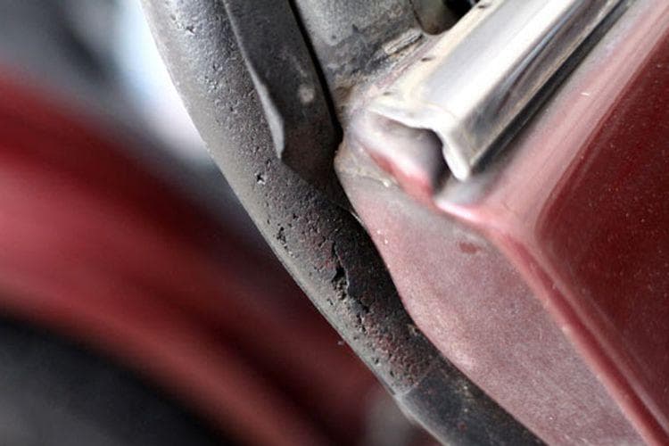 Bagian karet pintu bisa menandakan mobil pernah terkena banjir atau tidak. (Kompas/Otomotif Group)