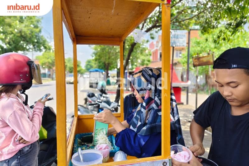 Seporsi rujak es krim dibanderol Rp7.000 saja.&nbsp;(Inibaru.Id/ Alfia Ainun Nikmah)