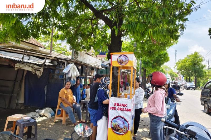 Keramaian pelanggan rujak es krim yang selalu berdatangan (Inibaru.Id/ Alfia Ainun Nikmah)
