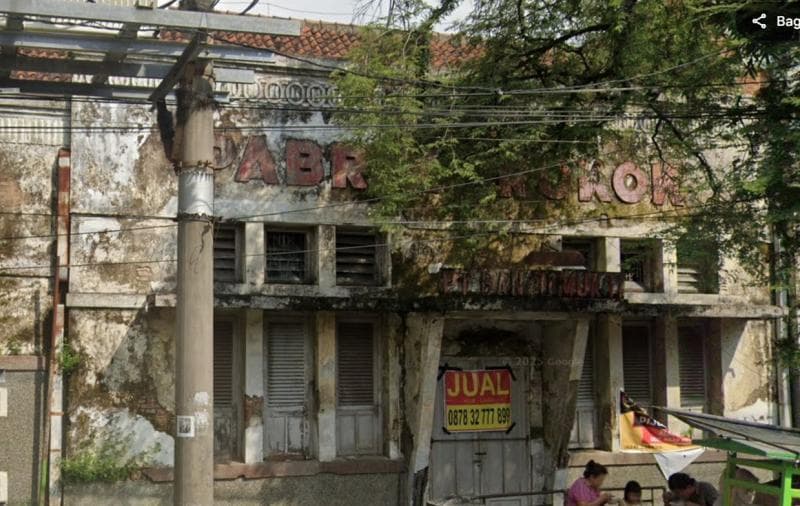 Kini bangunan Pabrik Rokok Tjap Pompa terbengkalai. (Google Street View)