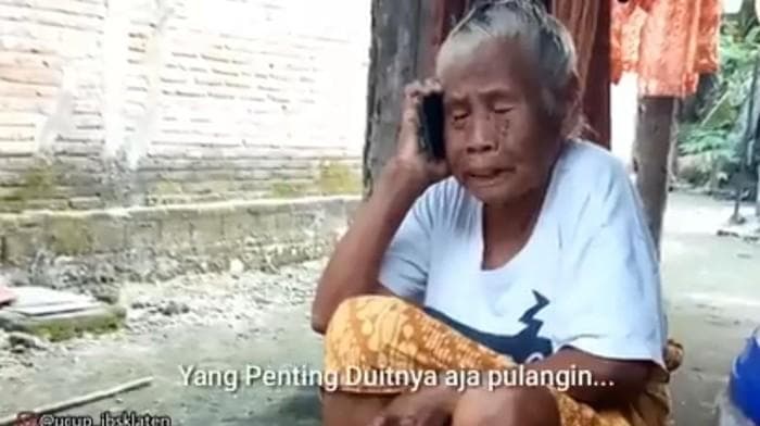 Adegan ketika Mbah Minto menelepon Ucup. (Youtube/Ucup Klaten)<br>