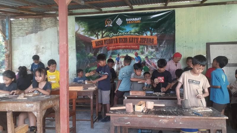 Sekitar 100 anak mengikuti pelatihan mengukir yang diadakan Sahabat Lestari di Senenan, Jepara, Minggu (5/10/2025). (Sahabat Lestari)