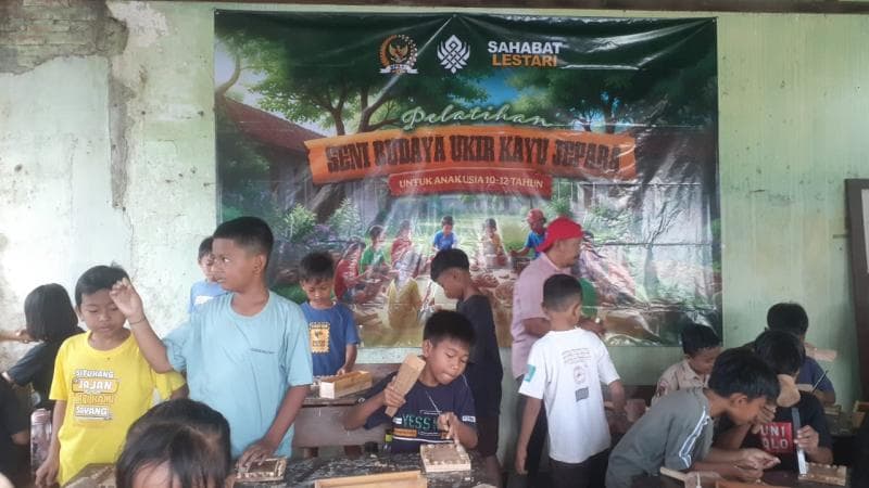 Para peserta tampak antusias membuat motif ukir tradisional. (Sahabat Lestari)