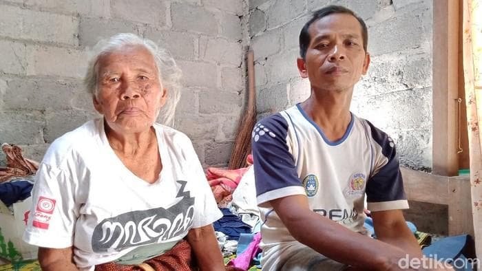 Mbah Minto bersama orang dekatnya. (Detik/Achmad Syauqi)<br>