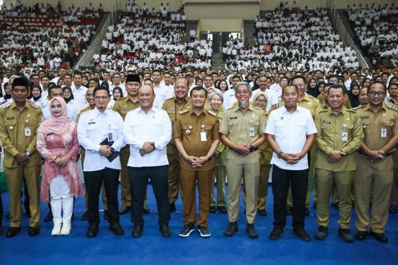 Gubernur Jateng Ahmad Luthfi saat rapat koordinasi dengan Badan Gizi Nasional (BGN) untuk membahas MBG.