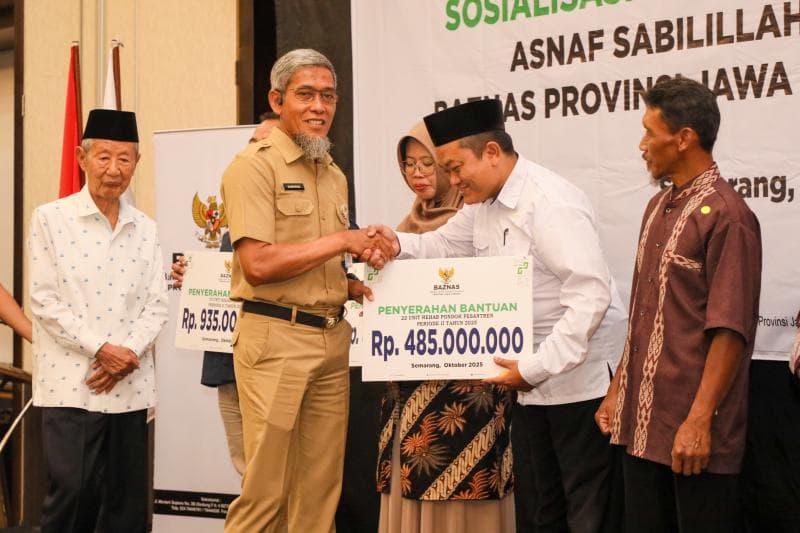 Sekda Jateng Sumarno saat memberikan bantuan dari Baznas untuk lembaga keagamaan. (Humas Jateng)