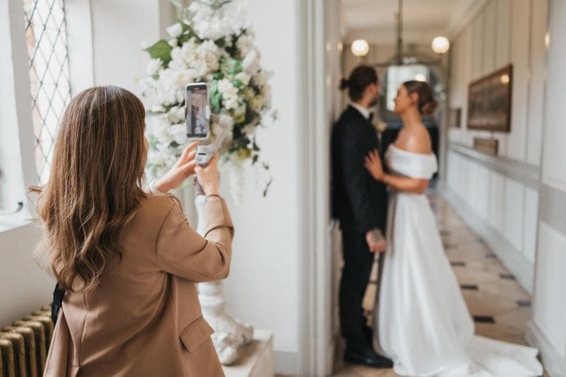 Nggak sabar membagikan momen bahagia pernikahanmu yang dikemas estetik? Wedding content creator bakal membantumu. (The hitched) 