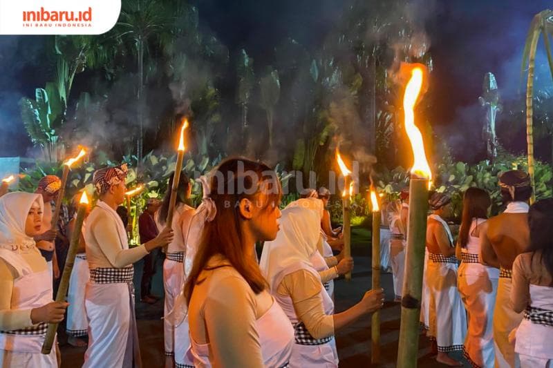Anggota Teater Djarum sedang dalam acara Puja Doa Kretek (Inibaru.id/Imam Khanafi)