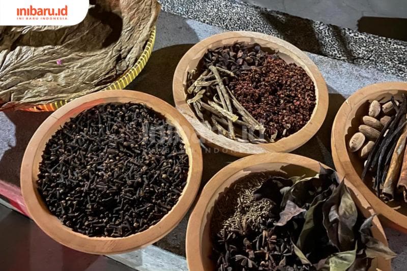 Bahan-bahan dalam kretek yang ada sedang dalam acara Puja Doa Kretek (Inibaru.id/Imam Khanafi)