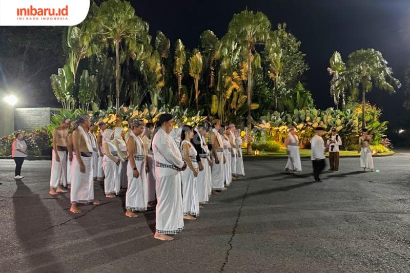 Anggota Teater Djarum sedang dalam acara Puja Doa Kretek (Inibaru.id/Imam Khanafi)