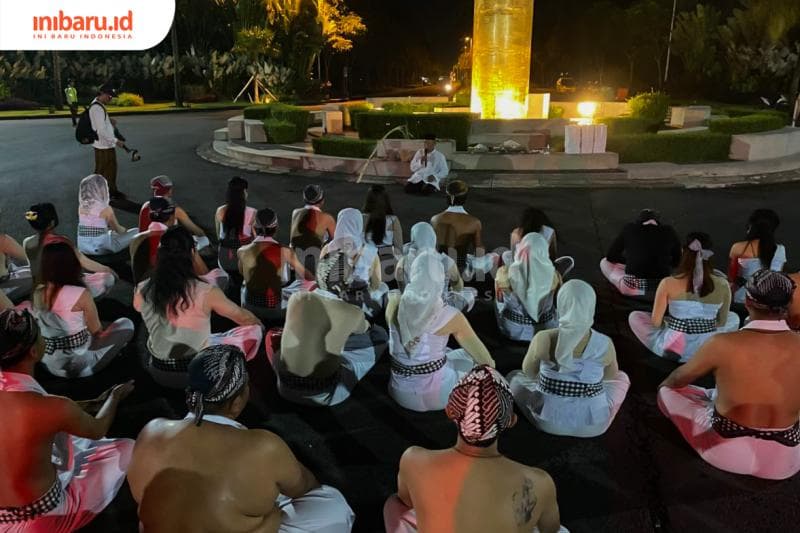 Anggota Teater Djarum sedang dalam acara Puja Doa Kretek (Inibaru.id/Imam Khanafi)