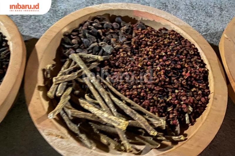 Cengkeh dan kayu manis acara Puja Doa Kretek (Inibaru.id/Imam Khanafi)