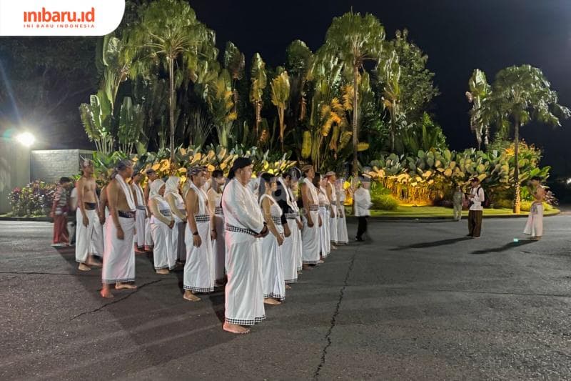 Anggota Teater Djarum sedang dalam acara Puja Doa Kretek (Inibaru.id/Imam Khanafi)