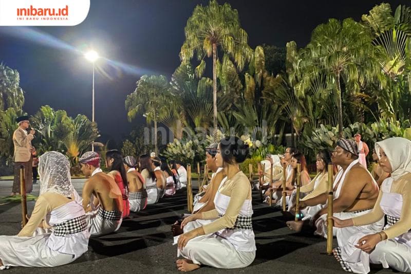 Anggota Teater Djarum sedang dalam acara Puja Doa Kretek (Inibaru.id/Imam Khanafi)