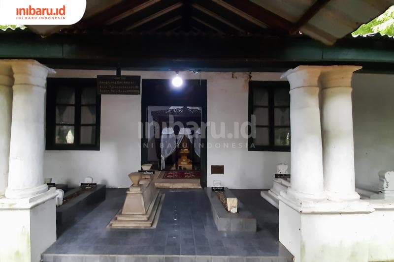 Penampakan makam Tjondronegoro III bupati Kudus pertama. (Inibaru.id/Imam Khanafi)