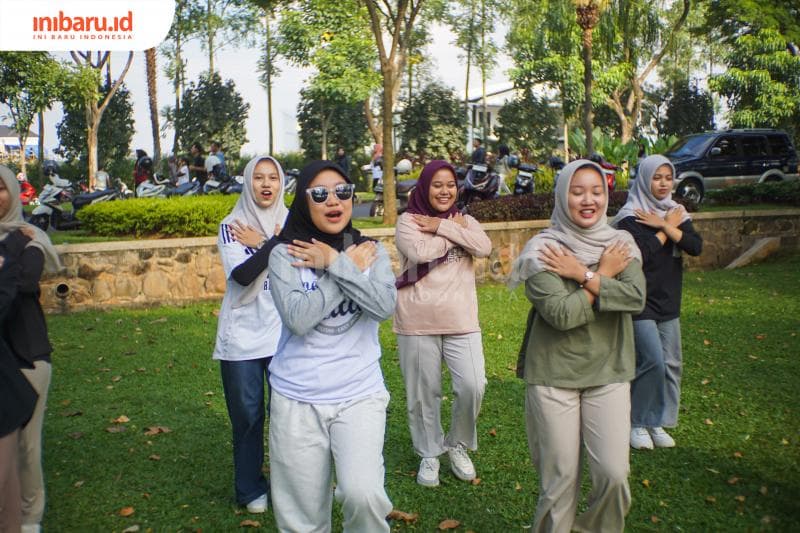 Peserta sedang melakukan senam dan tepuk sakinah. (Inibaru.id/Imam Khanafi)