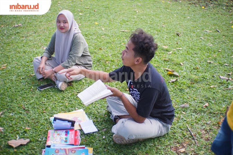 Saiful Annas, koordinator Lumbung Baca Kampung Budaya Piji Wetan (KBPW) sedang menjelaskan ke peserta dalam acara di atas. (Inibaru.id/ Imam Khanafi)