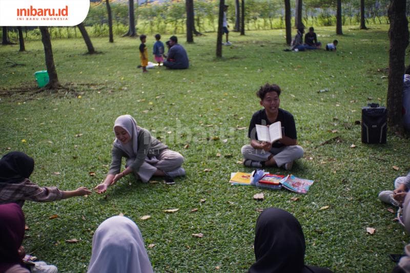 Saiful Annas, koordinator Lumbung Baca Kampung Budaya Piji Wetan (KBPW) sedang menjelaskan ke peserta dalam acara. (Inibaru.id/Imam Khanafi)