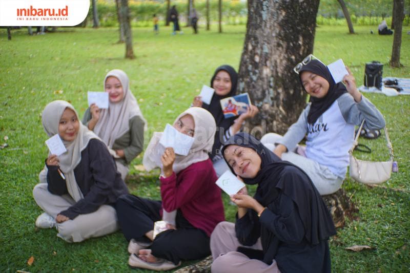 Peserta dalam acara menujukan zine. (Inibaru.id/Imam Khanafi)
