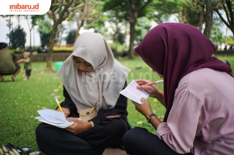 Peserta dalam acara sedang membuat zine. (Inibaru.id/Imam Khanafi)