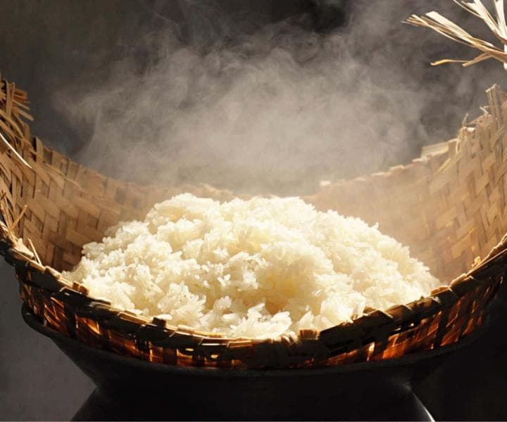 Jaka Tarub melanggar pantangan dengan membuka kukusan nasi sehingga kesaktian pun hilang. (via Hot Thai Kitchen)&nbsp;