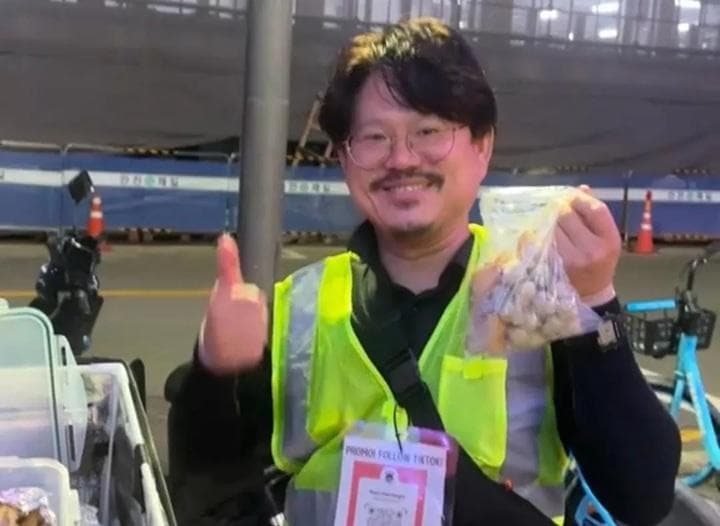 Cilok Hengnim dibuat oleh orang Indonesia di Korea. (TikTok/Initial R)