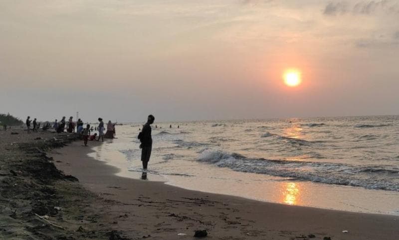 Pemandangan matahari tenggelam di Pantai Sendang Asih Kendal. (Zaini Tri Efendi)
