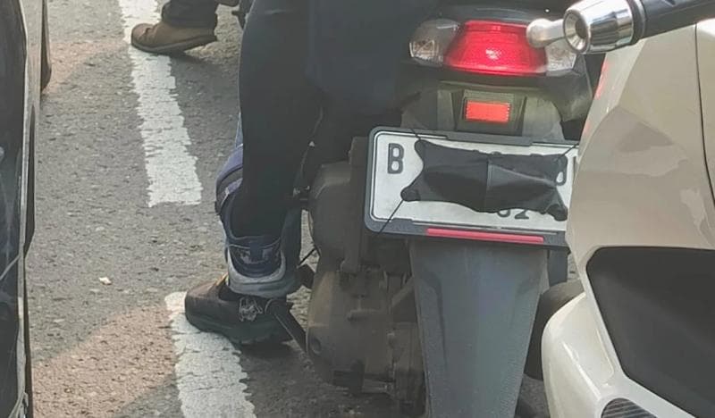 Semakin banyak orang yang menutup pelat kendaraan bermotor miliknya. (Threads/dg.dash.jr)
