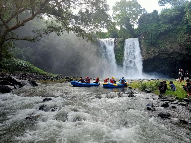 Pengunjung menikmati wisata rafting di aliran sungai Curug Bengkawah. (Disway)