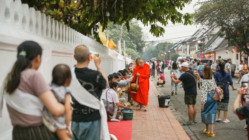 Ritual pemberian sedekah dari para biksu menjadi salah satu pengalaman menarik saat berkunjung ke 'detour destinations' Luang Prabang, Laos. (Southeast Asia Globe/Anton L Delgado)&nbsp;