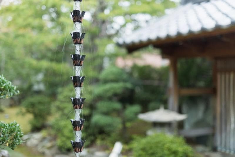 Kusari-toi alias rain chain di rumah-rumah Jepang. (Seorainchain)