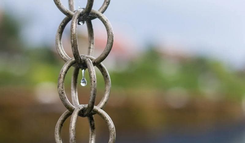 Rain chain bisa bikin aliran air hujan turun dengan suara dan pemandangan yang menarik. (Homewarranty)