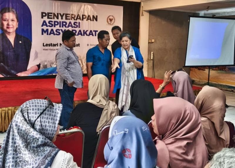 Wakil Ketua MPR Lestari Moerdijat bertemu para relawan Solidaritas Anak Negeri Tetap Lestari (SANTRI) dalam acara Aspirasi Masyarakat di Demak, Jawa Tengah, Jumat (17/10). (Inibaru.id/ Saiful Anam)