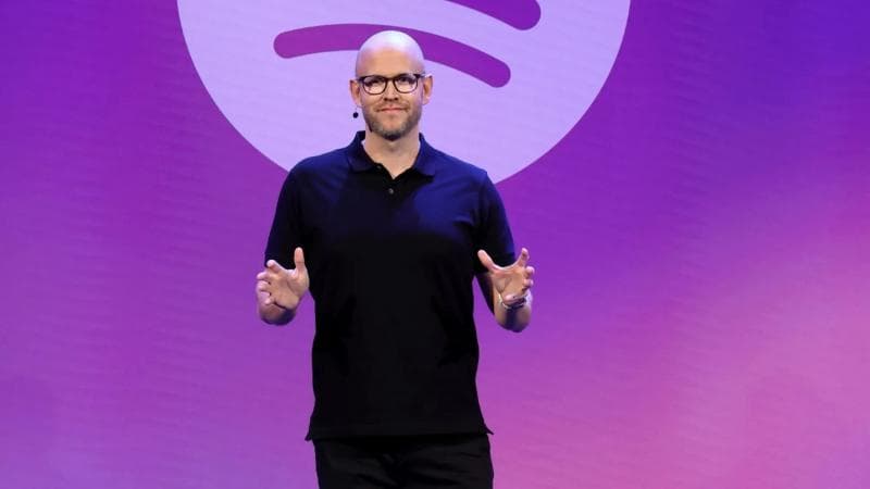 Kebijakan CEO Daniel Ek untuk berinvestasi di perusahaan senjata militer berbasis AI asal Jerman Helsing dibalas dengan aksi boikot oleh para musisi. (Getty Images/Spotify/Presley Ann)
