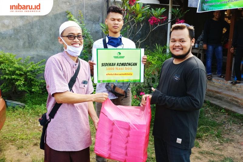 Serah terima takjil dari donatur kepada ketua D’Mojodadi’s. (Inibaru.id/ Rafida Azzundhani) 