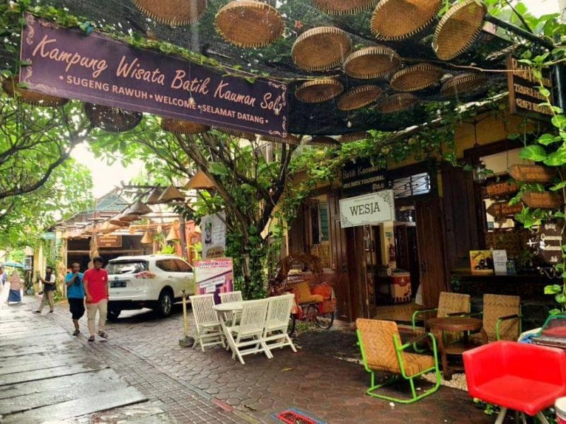 Kampung Batik Kauman, salah satu destinasi wisata budaya batik di Solo.  (via IDNtimes) 