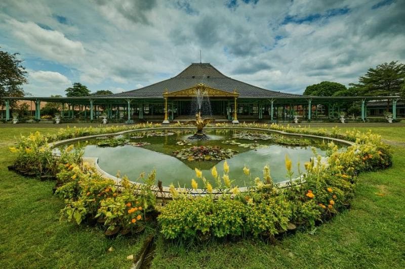 Pura Mangkunegaran memiliki berbagai koleksi seni yang berpengaruh. (via Traveloka)&nbsp;