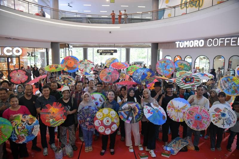 Wali Kota Semarang Agustina Wilujeng saat menghadiri lomba melukis payung dan kipas di Uptowm Mall. (Humas Pemkot)