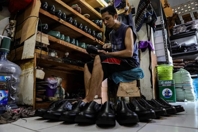 Ilustrasi: Salah satu strategi pemerintah untuk memperkuat ekonomi kalangan menengah yang sebagian di antaranya merupakan wirausahawan adalah dengan program KUR. (Sindonews/Aldhi Chandra Setiawan)