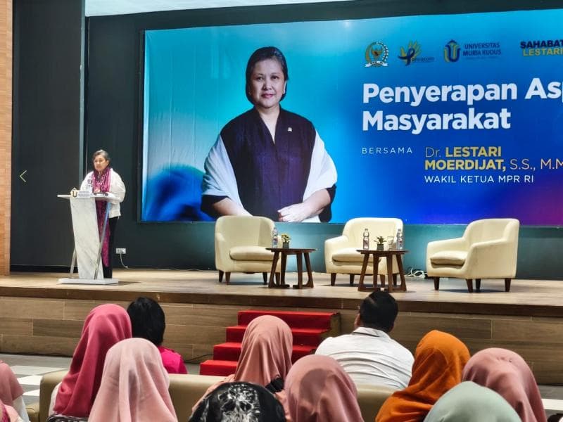 Wakil Ketua MPR Lestari Moerdijat  menghadiri Seminar Kanker Payudara bertema Melepas Cemas, Menyambut Harapan: Strategi Mental bagi Penyintas Kanker Payudara di Universitas Muria Kudus, Kabupaten Kudus, Minggu (19/10). (Inibaru.id/ Saiful Anam)