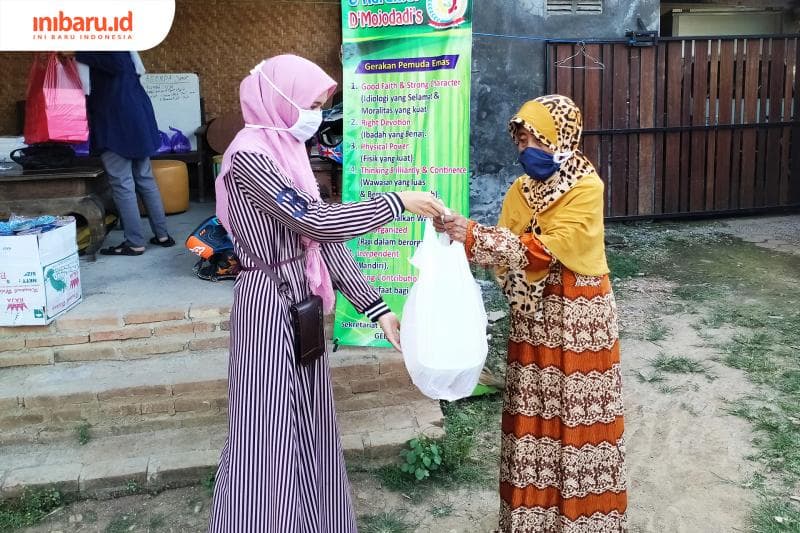 Masyarakat yang diberi undangan datang untuk menukar kupon.&nbsp; (Inibaru.id/ Rafida Azzundhani) 