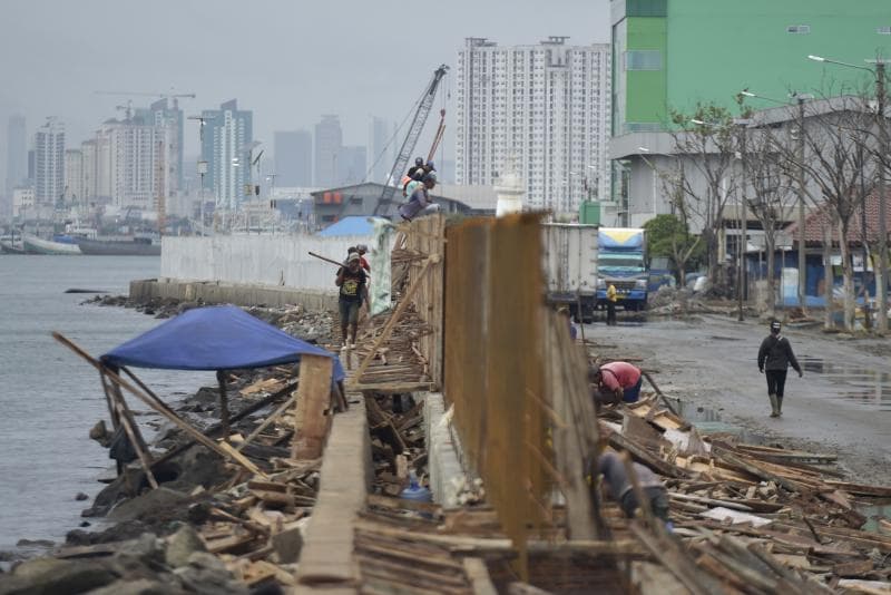 Benteng Laut Raksasa di Bentang Pantura Jawa; Solusi Jitu atau Masalah Baru?